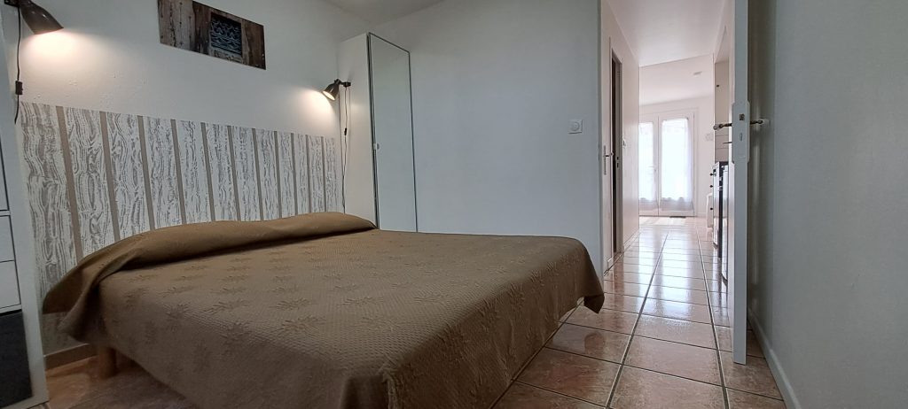 Chambre vue couloir — Gîte Le Soleillou